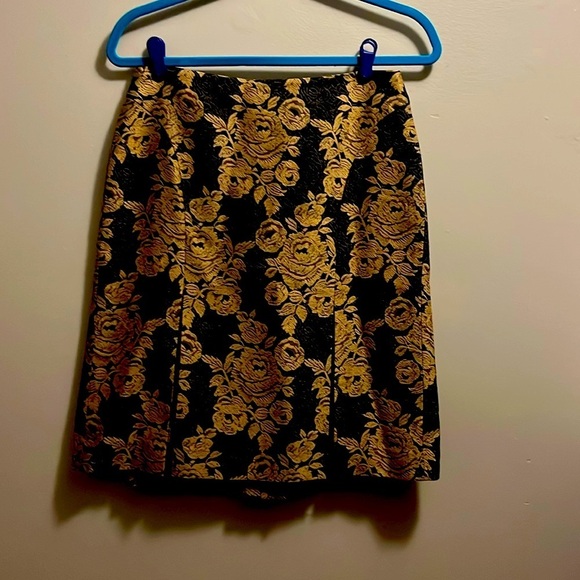 Ann Taylor Dresses & Skirts - Ann Taylor, black and gold floral pleated skirt size 4 petite